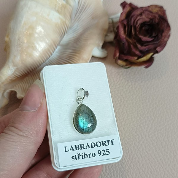 Přívěsek labradorit kapka ve stříbře 925 (1)