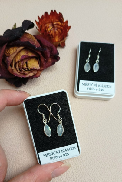 Náušnice měsíční kámen broušené slzy ve stříbře 925 (2)