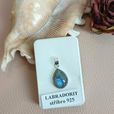 Přívěsek labradorit kapka ve stříbře 925 (2)
