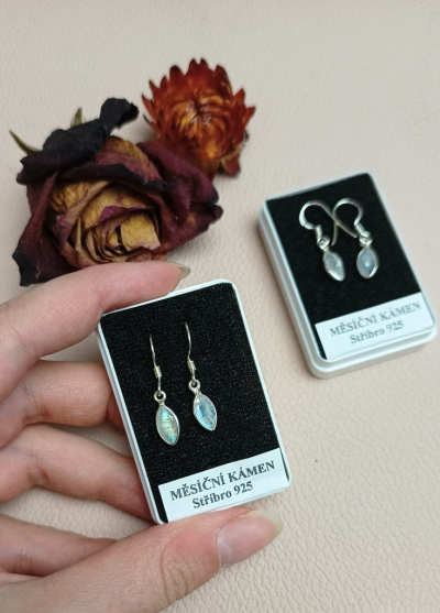 Náušnice měsíční kámen broušené slzy ve stříbře 925 (3)